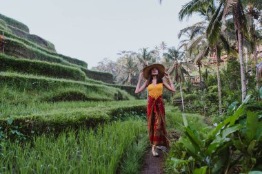 Güzel kız tegalalang, ubud Bali pirinç tarlaları ziyaret