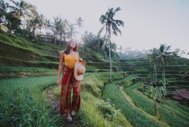 Güzel kız tegalalang, ubud Bali pirinç tarlaları ziyaret