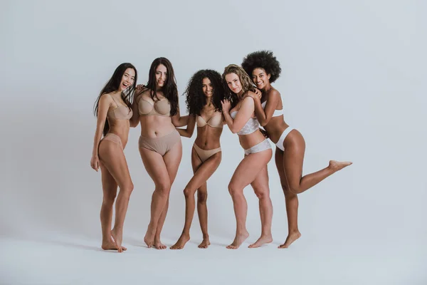 Skupina žen s odlišným tělem a etnicitou představující dohromady — Stock fotografie