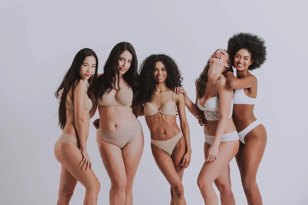 Grupo de mulheres com corpo e etnia diferentes posando juntas — Fotografia de Stock