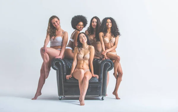 Group of women with different body and ethnicity posing together — Stock Photo, Image
