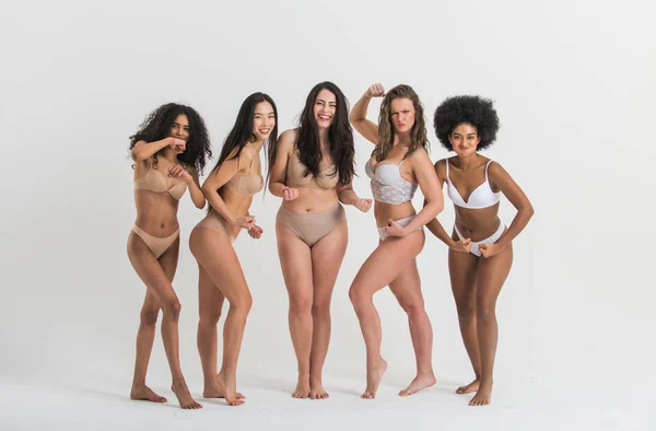 Група жінок з різним тілом та етнічною приналежністю — стокове фото
