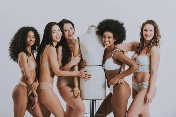 Grupp av kvinnor med olika kropp och etnicitet poserar tillsammans — Stockfoto