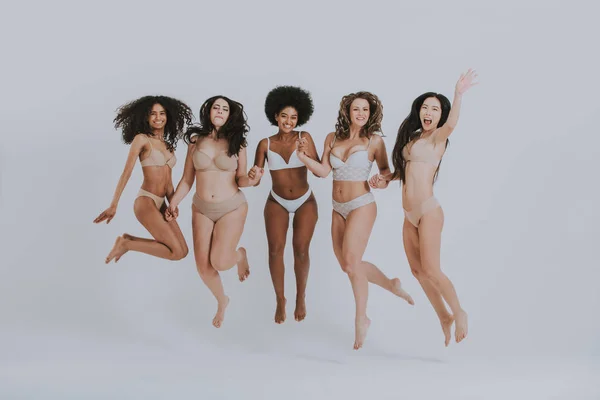 Gruppe von Frauen mit unterschiedlichem Körper und Ethnizität posiert gemeinsam — Stockfoto