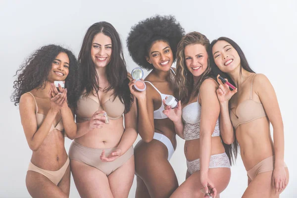 Grupo de mujeres con diferentes cuerpos y etnias posando juntas — Foto de Stock
