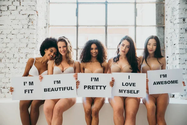Grupo de mujeres con diferentes cuerpos y etnias posando juntas —  Fotos de Stock