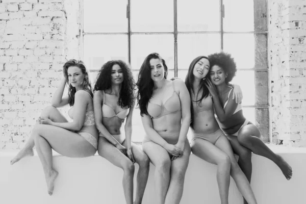 Grupa kobiet z różnym ciałem i etnicznie stwarzających razem — Zdjęcie stockowe