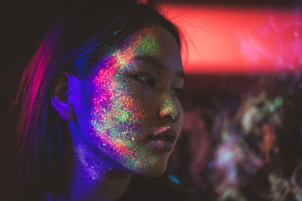 Vacker ung kvinna dansar och gör fest med fluorescerande — Stockfoto