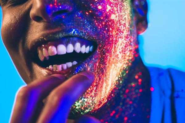 Menino bonito dançando na festa rave com pintura fluorescente — Fotografia de Stock