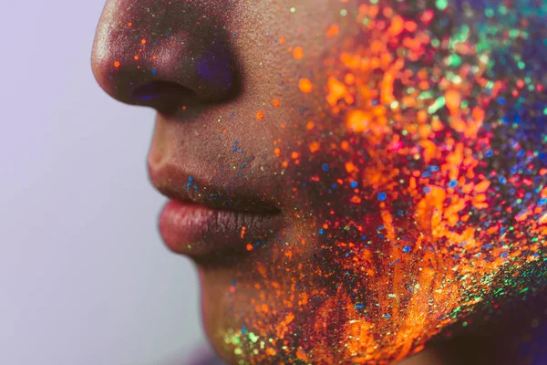 Guapo chico bailando en la fiesta rave con pintura fluorescente — Foto de Stock