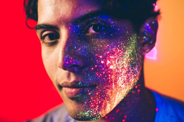 Menino bonito dançando na festa rave com pintura fluorescente — Fotografia de Stock