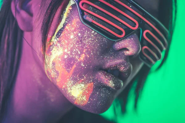 Hermosa joven bailando y haciendo fiesta con fluorescente — Foto de Stock