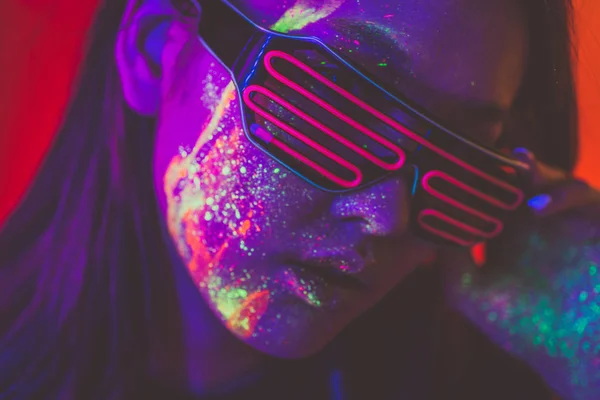 Hermosa joven bailando y haciendo fiesta con fluorescente — Foto de Stock