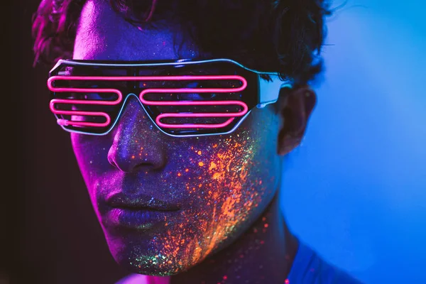 Menino bonito dançando na festa rave com pintura fluorescente — Fotografia de Stock