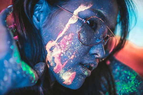 Hermosa joven bailando y haciendo fiesta con fluorescente —  Fotos de Stock