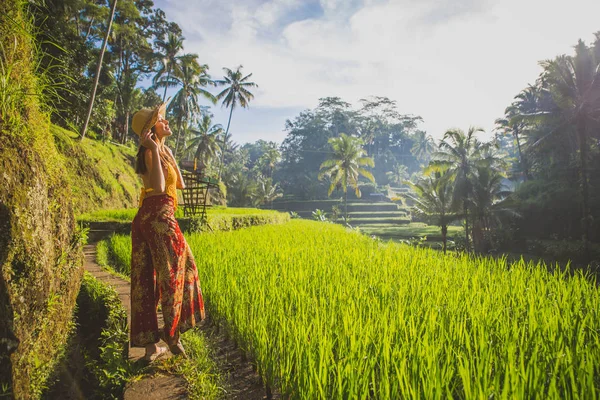 Piękna dziewczyna odwiedzając pola ryżu Bali w Tegalalang, Ubud — Zdjęcie stockowe