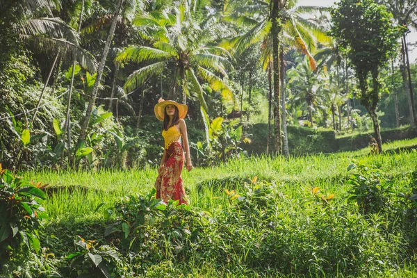 Güzel kız tegalalang, ubud Bali pirinç tarlaları ziyaret — Stok fotoğraf