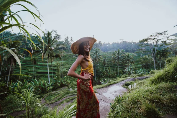 美丽的女孩参观巴厘岛稻田在特加拉朗,乌布 — 图库照片