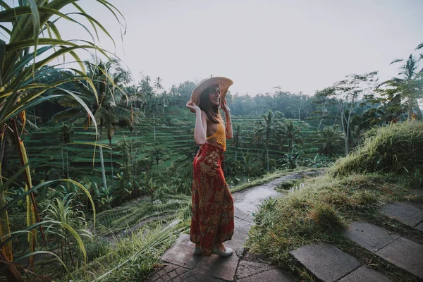 Güzel kız tegalalang, ubud Bali pirinç tarlaları ziyaret — Stok fotoğraf