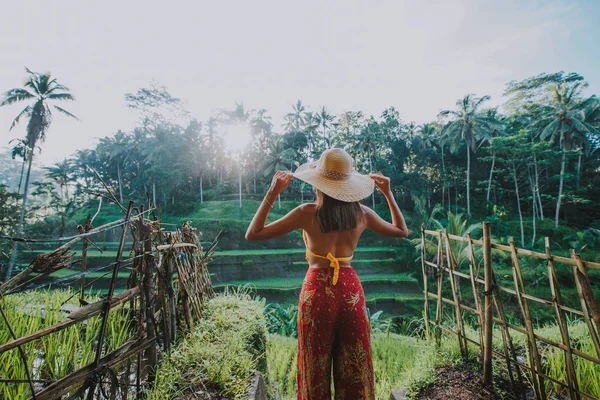 Schönes Mädchen besucht die Bali-Reisfelder in Tgalalang, Ubud — Stockfoto