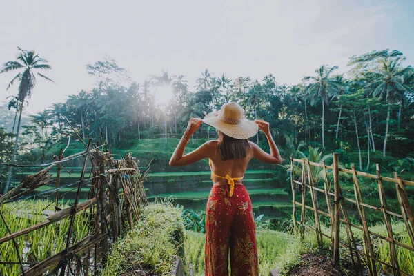 Hermosa chica visitando los campos de arroz de Bali en tegalalang, ubud — Foto de Stock