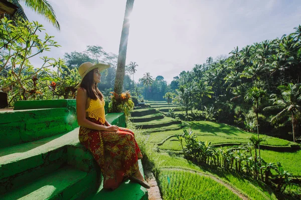 Beautiful girl visiting the Bali rice fields in tegalalang, ubud — Stock Photo, Image