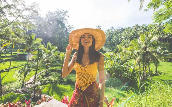 Hermosa chica visitando los campos de arroz de Bali en tegalalang, ubud — Foto de Stock