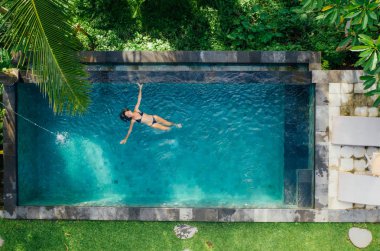 Güzel kız yüzme havuzu ile bahçesinde açık havada rahatlatıcı