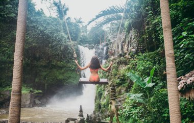 Bali şelalelerde eğlenen güzel kız. Kavram abo
