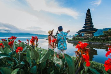 Çift Bali ulun datu bratan tapınağında zaman harcama. Con