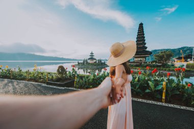 Çift Bali ulun datu bratan tapınağında zaman harcama. Con