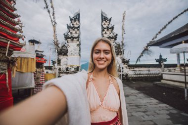 Güzel kız zaman harcama