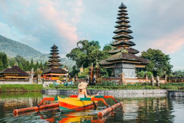 Ulun datu pura b de katamaran üzerinde kayak güzel kız