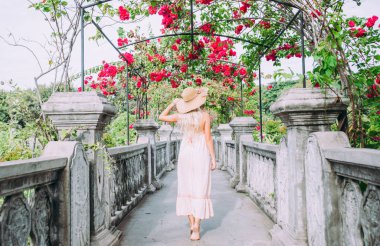 Güzel beyaz kız Bali su sarayı ziyaret