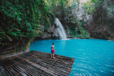 Cebu'daki masmavi Kawasan şelalesi. t üzerinde ana cazibe