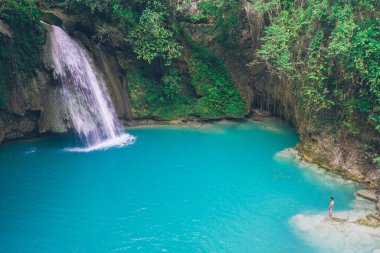 Cebu'daki masmavi Kawasan şelalesi. t üzerinde ana cazibe