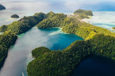 Siargao,Filipinler'de Sugba lagünü. Dron ile çekilen havadan çekilmiş