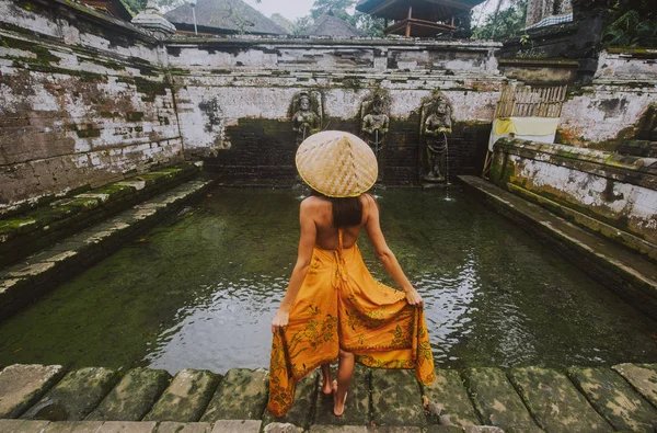 Ubud goa gajah tapınağı ziyaret güzel kız , Bali — Stok fotoğraf