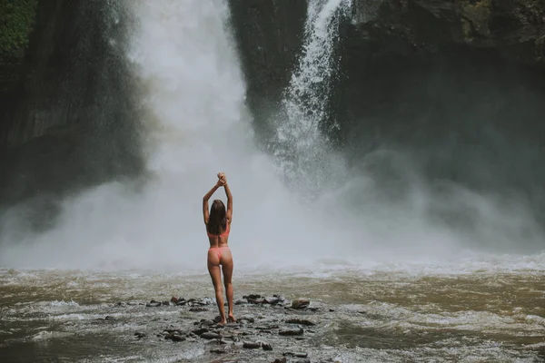 Krásná dívka se bavila na vodopádu na Bali. Koncept ABO — Stock fotografie