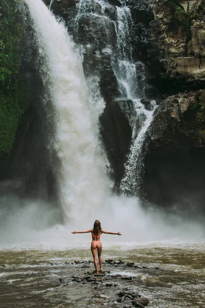 Menina bonita se divertindo nas cachoeiras em Bali. Conceito abo — Fotografia de Stock