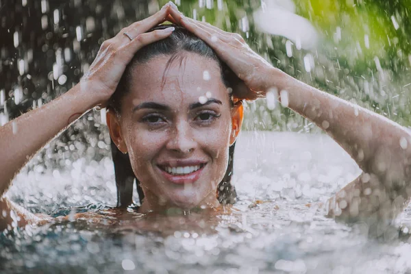 Beautiful girl relaxing outdoor in her garden with swimming pool — Stock Photo, Image