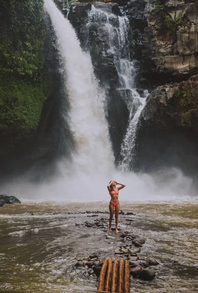 Schönes Mädchen, das Spaß an den Wasserfällen in Bali hat. Konzept abo — Stockfoto