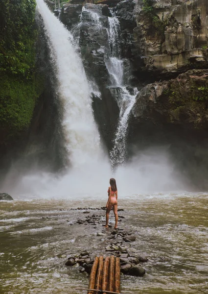 Schönes Mädchen, das Spaß an den Wasserfällen in Bali hat. Konzept abo — Stockfoto