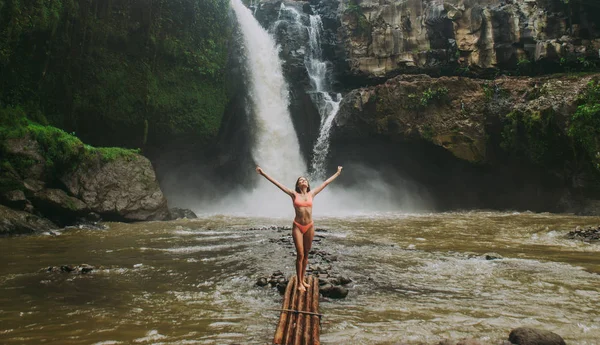 Menina bonita se divertindo nas cachoeiras em Bali. Conceito abo — Fotografia de Stock