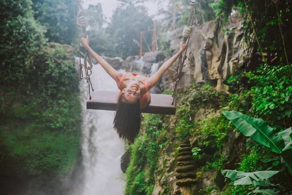Красива дівчина веселяться на водоспадами в Балі. Концепція або — стокове фото