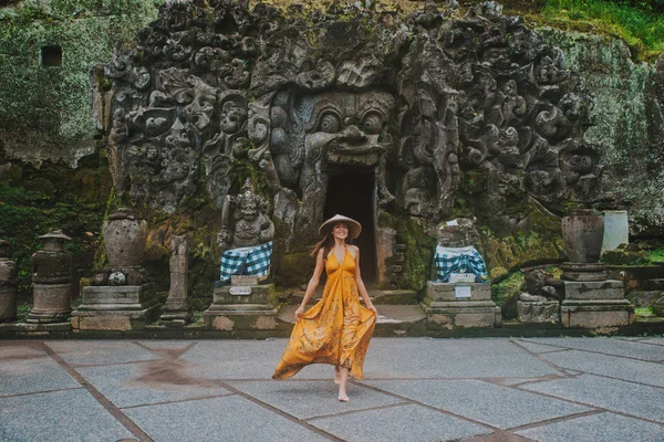 Vacker flicka som besöker Goa Gajah Temple i Ubud, Bali — Stockfoto