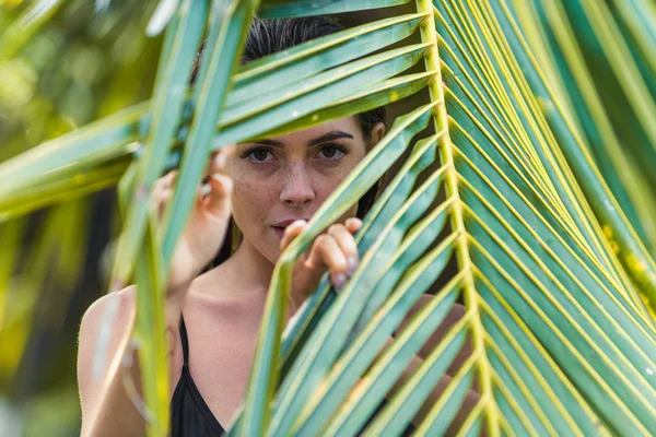 Belle fille se détendre en plein air dans son jardin avec piscine — Photo