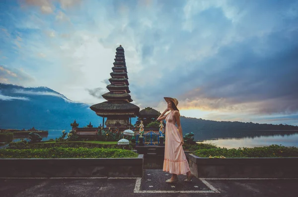 Vacker flicka som besöker Ulun Danu BRATAN templet i Bali. Con — Stockfoto