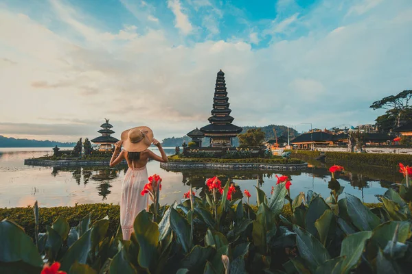 Piękna dziewczyna zwiedzanie Ulun Danu jezioro Bratan świątyni na Bali. Con — Zdjęcie stockowe