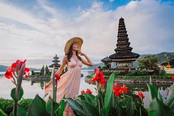 Menina bonita visitando o ulun danu bratan templo em Bali. Con — Fotografia de Stock